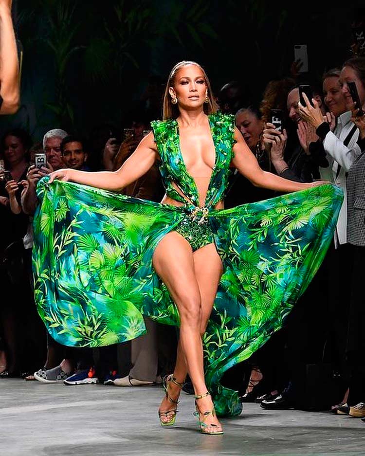 Jennifer López recorre la pasarela del show primavera-verano 2020 de Versace mientras es grabada para Instagram por los asistentes al desfile.