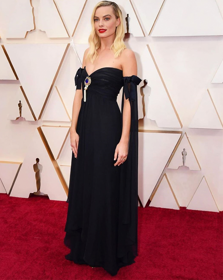  Margot Robbie deslumbra en la alfombra de los Oscars con su vestido negro de Chanel, uno de los mejores looks de los premios Oscar 2020.