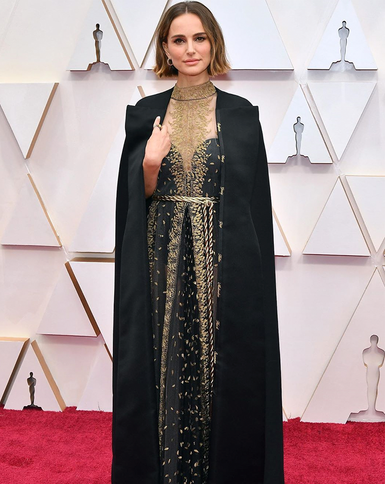 Natalie Portman en la alfombra de los Oscars es una de las mejores vestidas Oscar 2020 con su diseño reivindicativo de Dior. 