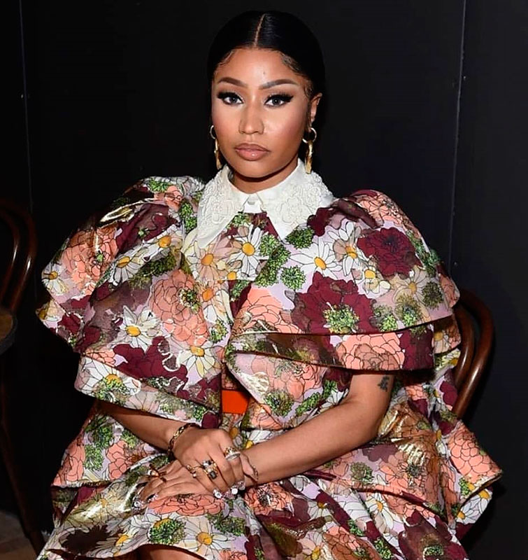 Nicki Minaj lleva uno de los looks celebrities New York Fashion Week en el front-row del desfile de Marc Jacobs.