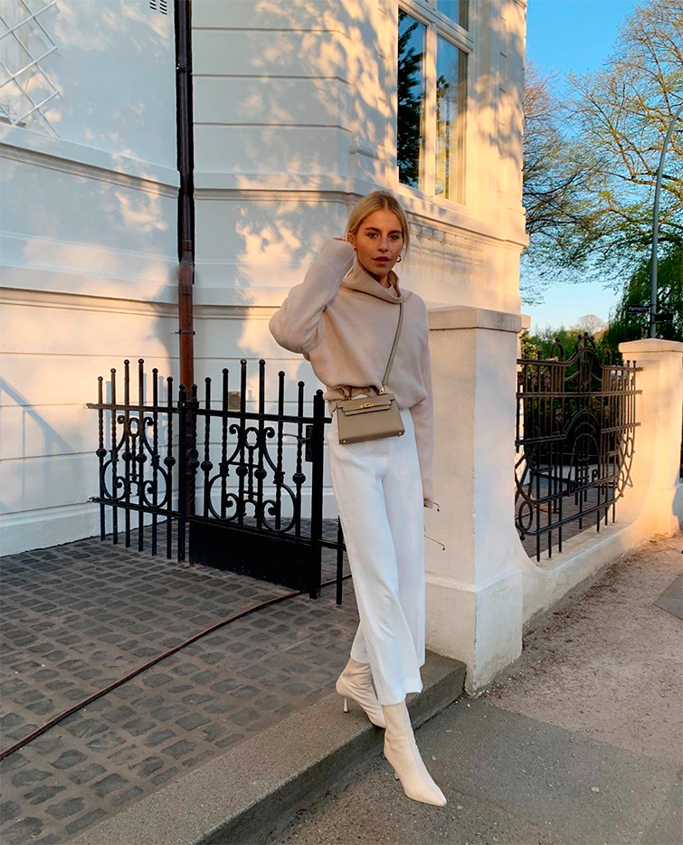 La influencer Caroline Daur luce un bonito conjunto de colores claros, acompañado de un pequeño bolso para mostrar como acojuntar uno de los look para mujeres bajitas