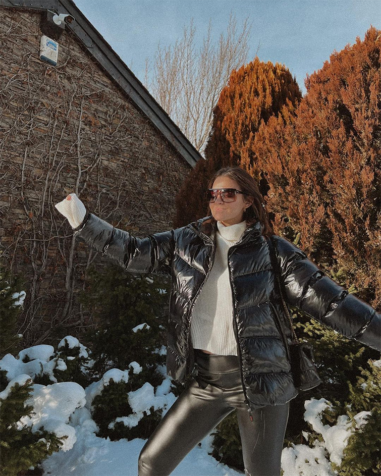 Laura Escanes posa con un outfit casual y negro en la nieve